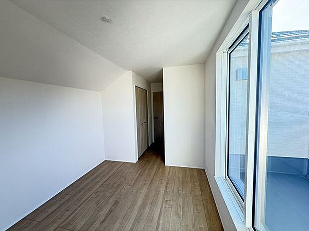 【洋室(約7帖)/1号棟】クローゼットが設置されています。光と風が通る、心地よい2面採光のお部屋です。