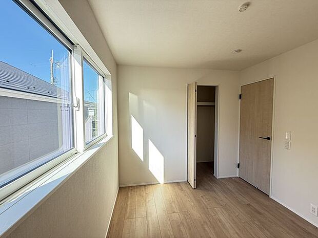 【洋室(東側約5.2帖)/1号棟】2階の各洋室は、プライベート空間を確保できる振り分けタイプです。