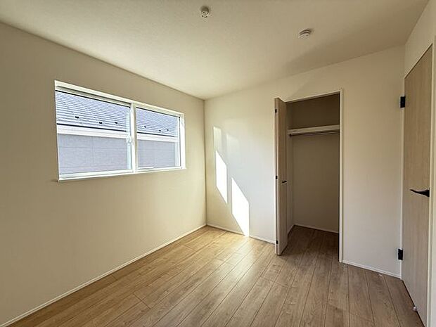 【洋室(東側約5.2帖)/1号棟】お好みのインテリアを楽しめるシンプルな内装です。