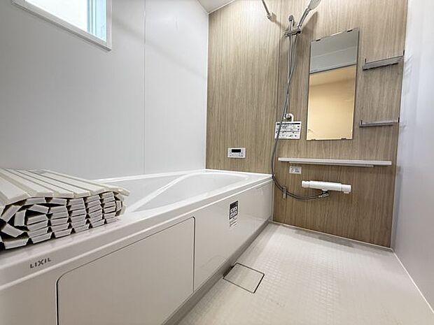 【浴室/1号棟】1日の疲れを癒すことができる、温もりあふれる浴室。シャワーの高さ調節ができるスライドバーが備わっています。