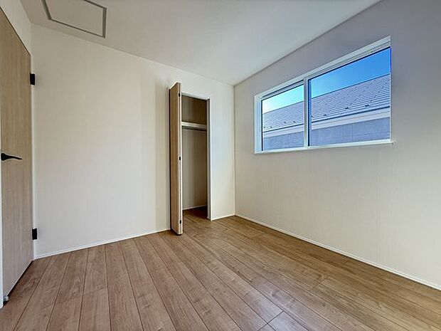 【洋室(約5.2帖)/1号棟】クローゼットの扉は、広く開いて出し入れしやすい折れ戸タイプです。