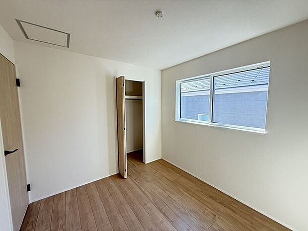 【洋室(約5.2帖)/1号棟】腰高窓が採用されているので、日差しを遮ることなく家具のレイアウトを楽しめます。