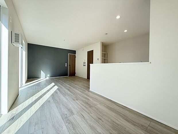 【LDK/2号棟】大きめのソファやダイニングテーブルを置いても、ゆとりのある広さ。ダイニングスペースにも、たっぷり自然光が入ります。