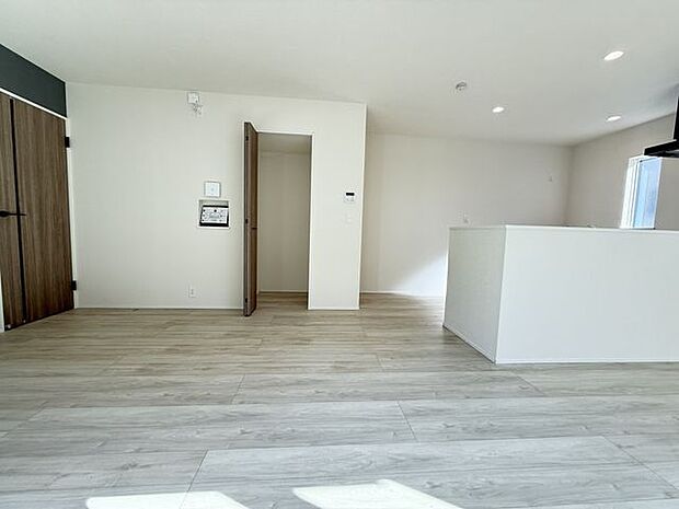 【LDK/2号棟】キッチンからお部屋全体を見渡せるので、ご家族の会話も弾みます。クローゼットや可動棚付きの収納スペースが備わっています。