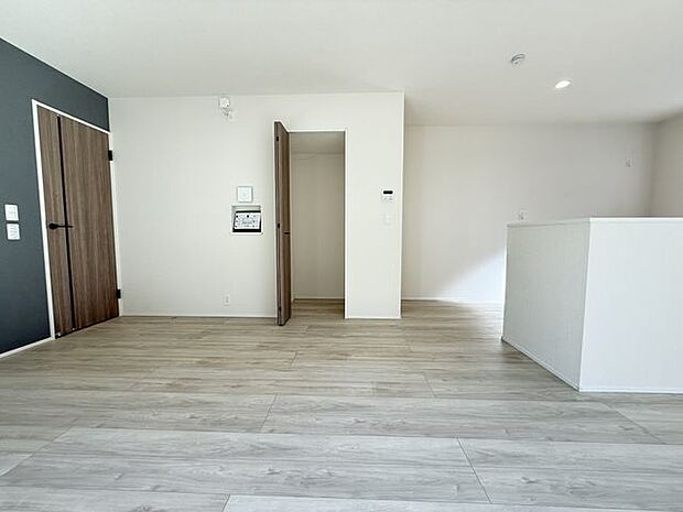 【LDK/2号棟】ナチュラルな内装が施されたLDK。一角に収納スペースが備わっているので、散らかりやすいリビングをすっきり保つことができそうです。