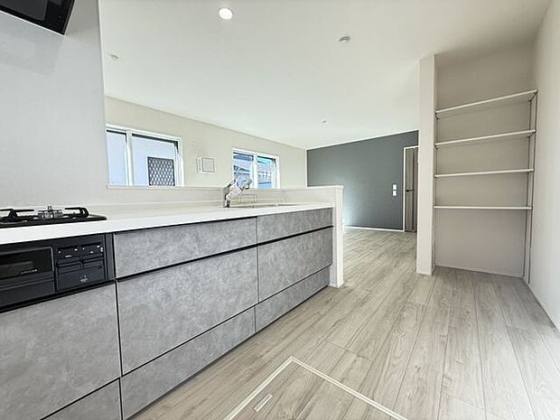 【キッチン/2号棟】可動棚付きの収納スペースが備わり、食品ストックや調理家電などをすっきりと収納できます。