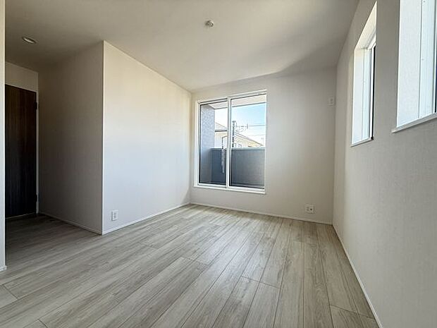 【洋室(約7帖)/2号棟】2階で一番広い洋室なので、主寝室としてもオススメ。バルコニーに出入りでき、布団を干す際もスムーズです。