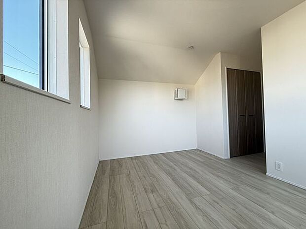 【洋室(約7帖)/2号棟】クローゼットが設置されています。光と風が通る、心地よい2面採光のお部屋です。