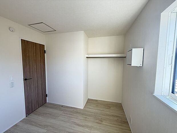 【洋室(約4.5帖)/2号棟】収納アイテムがひと目で分かる、オープンタイプのクロゼットが設けられています。