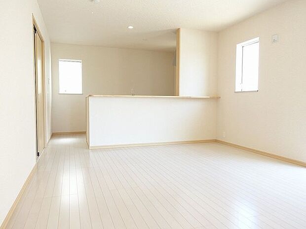 【LDK/施工例】ナチュラルテイストな内装。家具を自在にレイアウトしやすい縦長リビングです。※実際とは異なる場合があります。