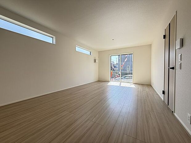 【LDK】ダイニングテーブルとソファを置いてもゆとりのある、広さ約18帖のLDK。ご家族揃って寛ぎの時間をお過ごしいただけます。