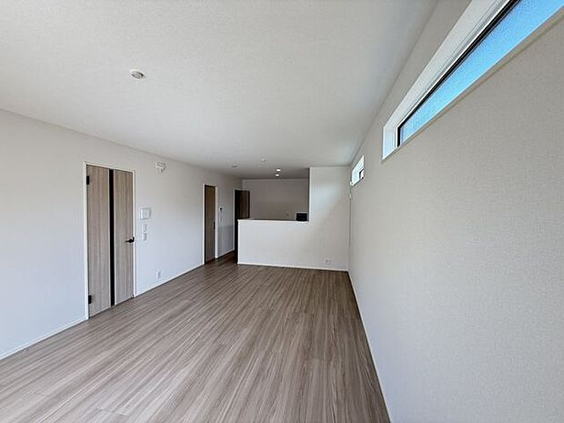 【LDK】ナチュラルな色合いのフローリングと白いクロスのLDK。シンプルな住空間で、お好みのインテリアを楽しめそうです。