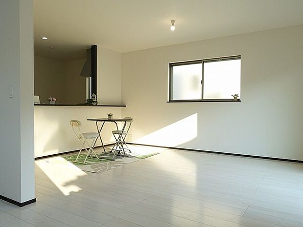 【LDK/施工例】ダイニングテーブルとソファを置いてもゆとりのある、広さ約18帖のLDKです。※実際とは異なる場合があります。