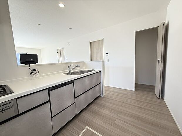 【キッチン】キッチン横にパントリーが備わっています。調理道具や食品のストックなどを収納でき、キッチン回りをスッキリとした状態に保てそうです。