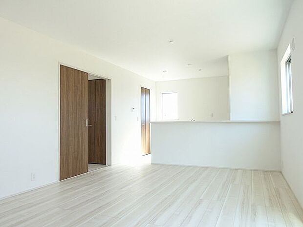 【キッチン/同仕様】キッチン横にパントリーが備わっています。調理道具や食品のストックなどを収納でき、キッチン回りをすっきりとした状態に保てそうです。※実際とは異なる場合があります。