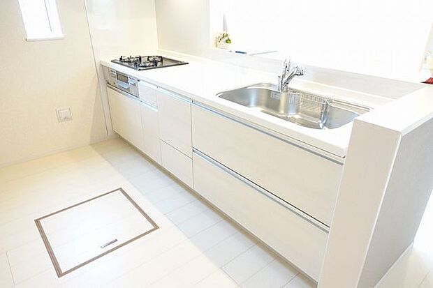 【キッチン/施工例】対面式キッチンからLD全体を見渡せる設計。窓があり、調理中も自然換気ができます。※実際とは異なる場合があります。