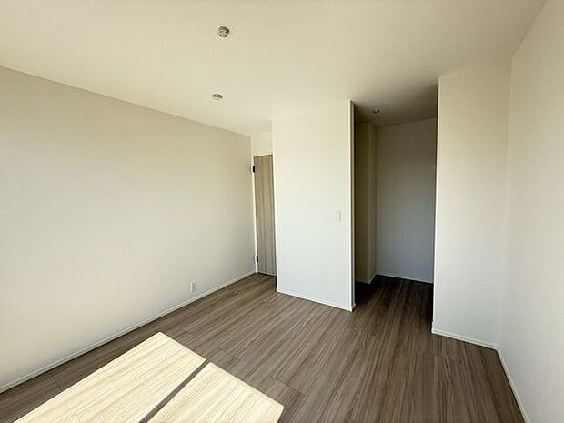 【洋室/約6.4帖】2階で一番広く、主寝室におすすめのお部屋です。ゆったりサイズのWICが備わっています。