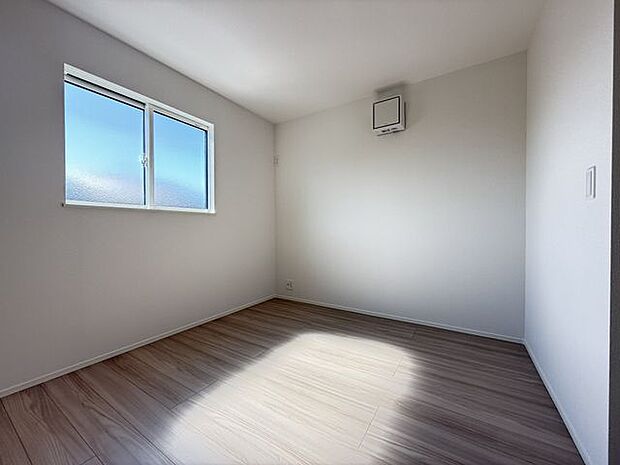 【洋室/約6.0帖】インテリアを選ばないシンプルな内装デザインが採用されています。お好きなインテリアなどでアレンジできそうです。