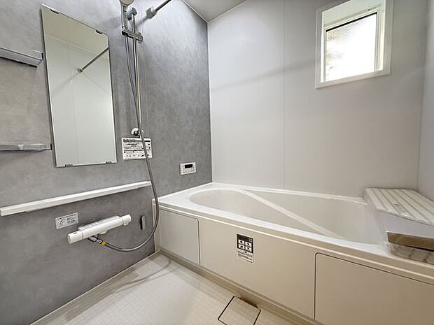 【浴室】お子様との入浴の際も快適な、ゆったりとした浴槽です。一日の疲れを癒すことができます。