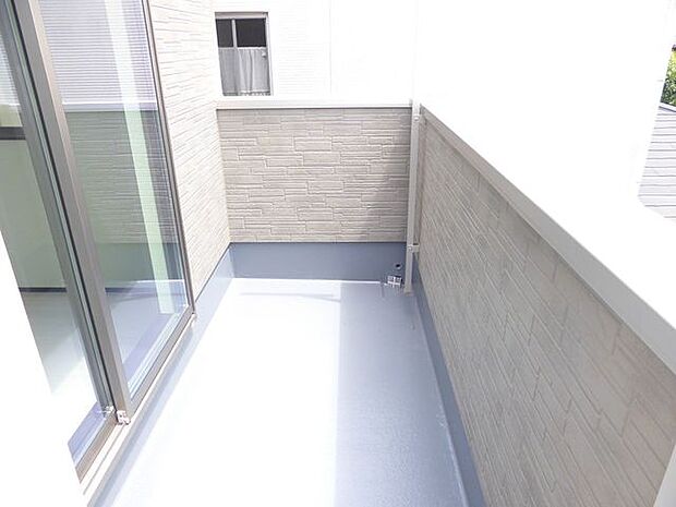 【バルコニー/施工例】天気の良い日はバルコニーからの景色も楽しめ、気軽にリフレッシュができそうです。※実際とは異なる場合があります。