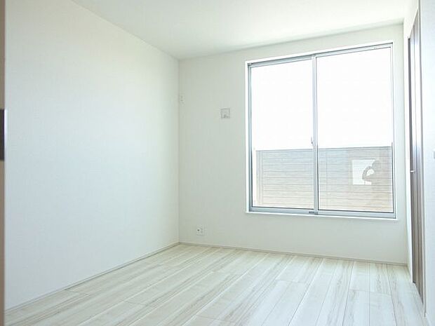 【洋室/施工例】バルコニーに面した、明るく開放的な洋室。直接バルコニーに出入りでき、気軽に気分転換やリフレッシュができそうです。※実際とは異なる場合があります。