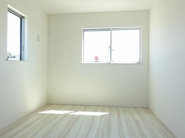【洋室/施工例】2面採光が確保された、明るく開放感のある洋室です。2つの窓を開けると、自然換気もスムーズ!※実際とは異なる場合があります。