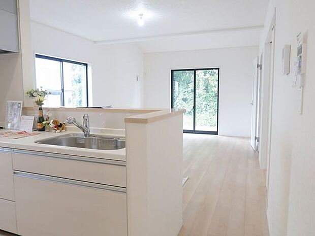 【キッチン/同仕様】オープン仕様のため、スムーズに出入り可能。ご家族と一緒に作業ができる、広いワークトップが採用されています。※実際とは異なる場合があります。