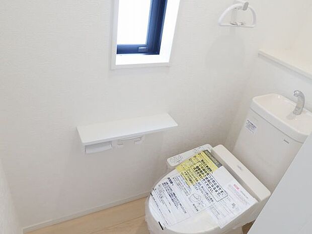 【トイレ/同仕様】年間を通して快適にご利用いただける、温水洗浄便座付きのトイレです。トイレは各階に配置されています。※実際とは異なる場合があります。