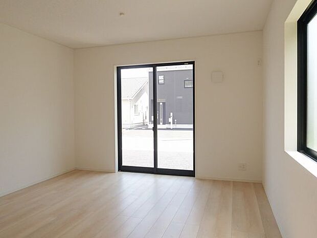 【LDK/同仕様】どんなインテリアにもマッチしやすい、明るい木目のフローリングに白い壁紙の明るいLDKです。※実際とは異なる場合があります。