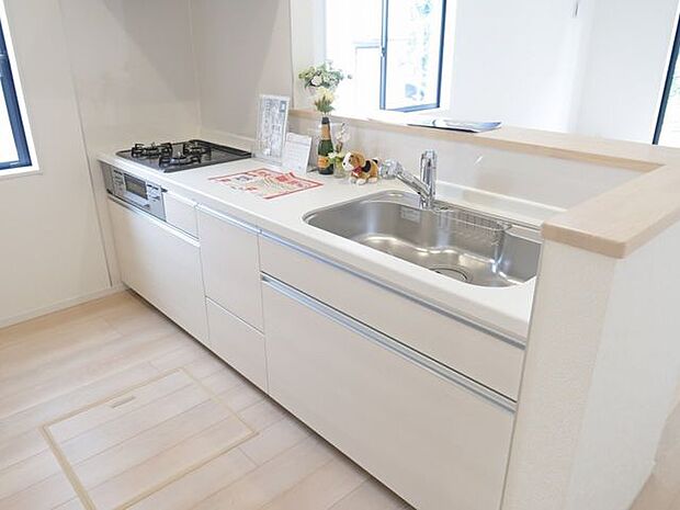 【キッチン/同仕様】腰壁仕様で、仕切り壁も設けられており、ほど良く手元が隠れます。作業にも集中できそうです。※実際とは異なる場合があります。