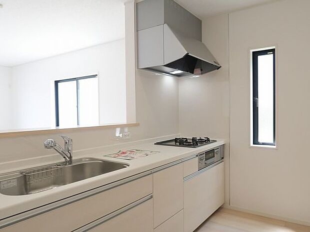 【キッチン/同仕様】ワークトップは清潔なホワイトで、お手入れもしやすい仕様です。※実際とは異なる場合があります。