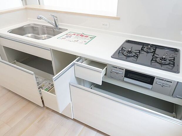 【キッチン/同仕様】スライド収納が採用され、スペースを奥まで有効に使えます。※実際とは異なる場合があります。