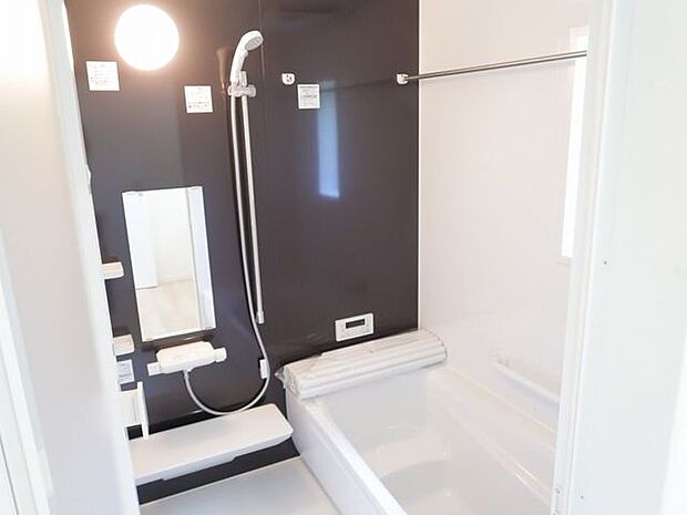 【浴室/同仕様】浴室乾燥機付きの浴室。雨の日や花粉の時期でも洗濯物を干すことができます。※実際とは異なる場合があります。