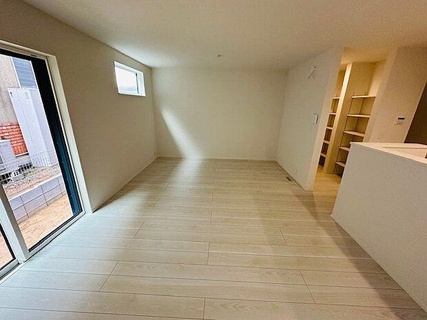 【LDK/1号棟】LDK全体に自然光が行き渡り、明るく寛いだ雰囲気。ダイニングにもたっぷりと光が入り、ゆったりとお食事を楽しめそうです。