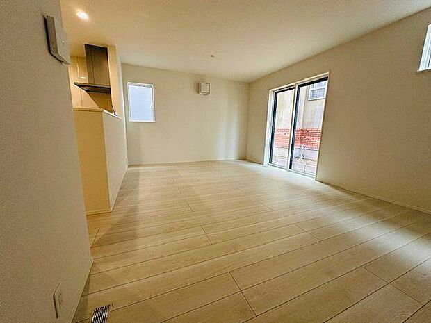 【LDK/1号棟】2面採光が確保され、通風もスムーズ。ご家族のお気に入りの場所になりそうです。