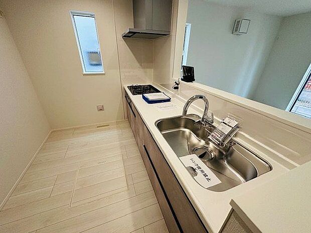 【キッチン/1号棟】小窓が設けられているので、調理中の自然換気が可能です。