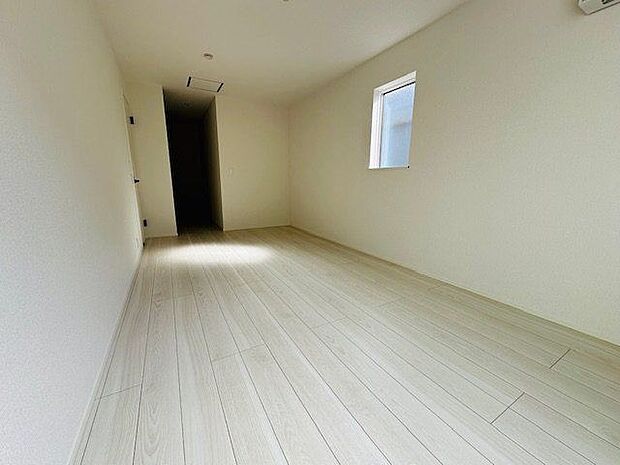 【洋室(約9帖)/1号棟】光と風が通る、心地よい2面採光のお部屋です。