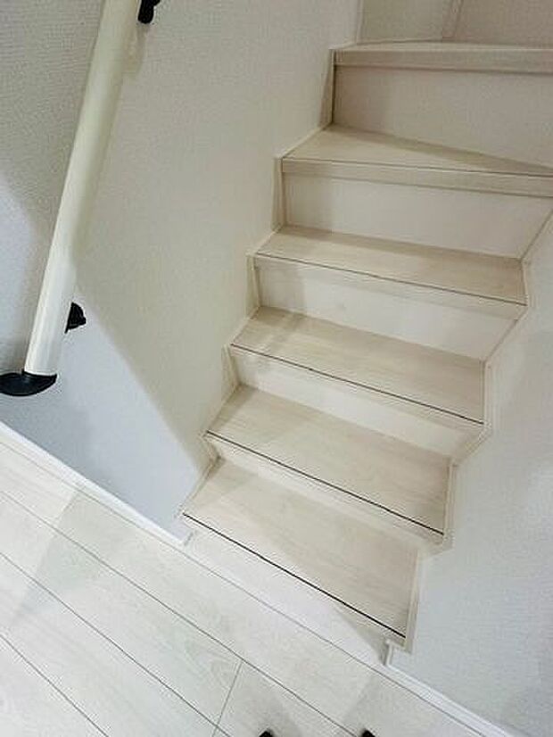 【階段/1号棟】階段には手すりが備わり、お子様の昇り降りも安心です。