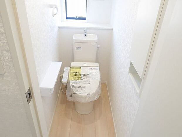 【トイレ/同仕様】年間を通して快適にご利用いただける、温水洗浄便座付きのトイレです。トイレは各階に配置されています。※実際とは異なる場合があります。