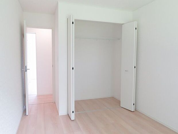 【洋室/同仕様】全居室に収納スペース付き。生活感の出ない、スッキリとした暮らしを実現可能です。※実際とは異なる場合があります。