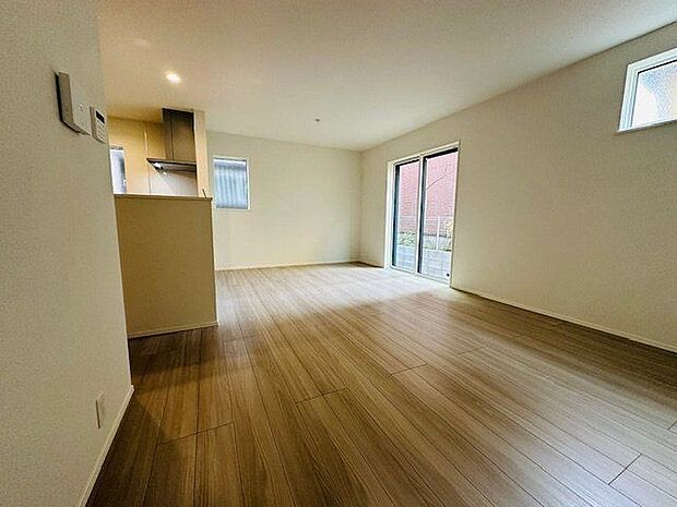 【LDK/2号棟】大きめのソファやテーブルなどを配置できる、ゆとりある広さ。複数の窓が設けられ、住空間を明るさと開放感を演出します。