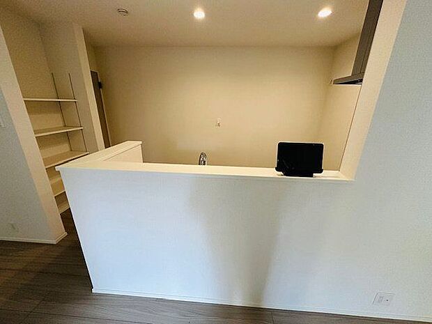 【キッチン/2号棟】ご家族やゲストと会話を楽しみながら作業ができる対面式キッチン。カウンター越しに配膳や後片付けができるので、家事もスムーズ◎