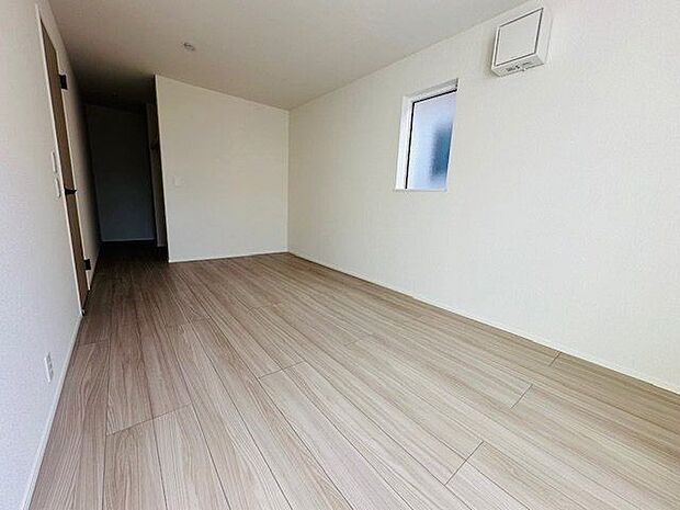 【洋室(約8.25帖)/2号棟】光と風が通る、心地よい2面採光のお部屋です。