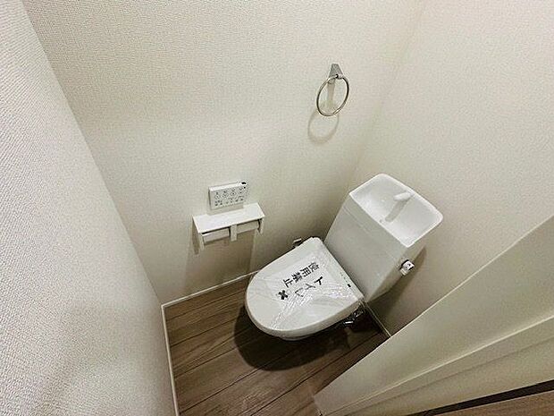 【2階トイレ/2号棟】1階と2階それぞれにトイレが配置されています。朝など忙しい時間帯や来客の際に使い分けができるので便利。