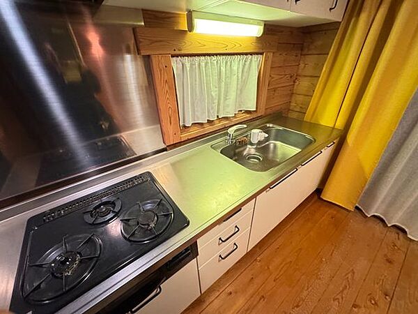 【キッチン】キッチンからウッドデッキに出入りできるので、屋外でBBQを行う時も配膳がスムーズ◎※家具調度品等は販売価格に含まれません。