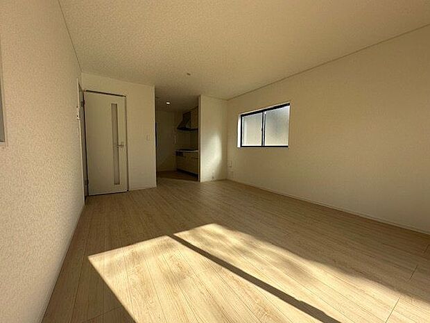 【LDK/1号棟】たっぷりの陽光が差し込む、開放感あふれるリビングです。掃き出し窓から外に出ることができます。