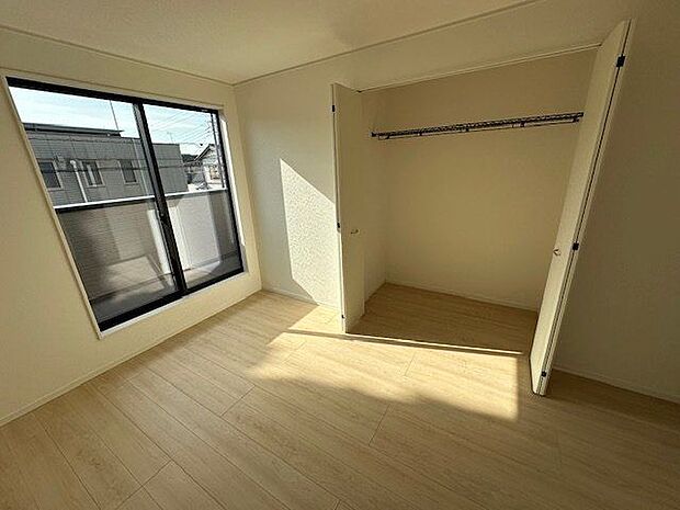 【洋室/約6.5帖/1号棟】主寝室にもおススメの広さです。バルコニーにアクセスできます。