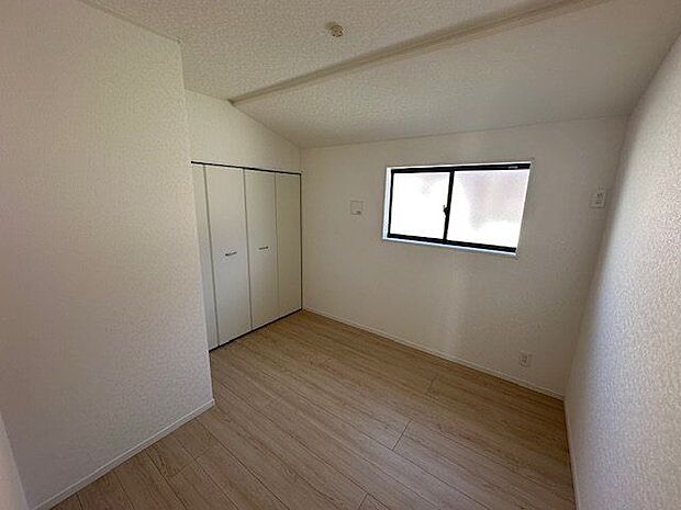 【洋室/約4.5帖/1号棟】子供部屋としても適した広さです。収納があり、家具を少なく、スッキリと過ごせます。