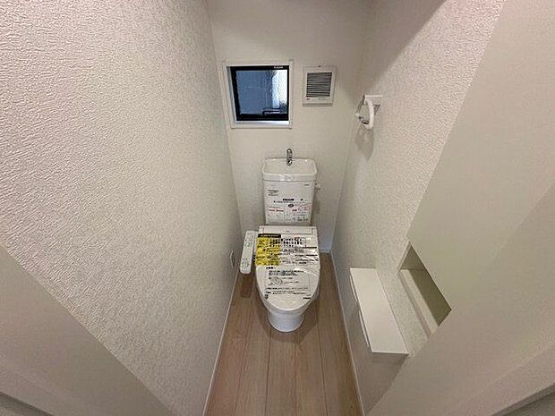 【トイレ/1号棟/1階】各階にトイレを設置し、朝の忙しい時間帯も安心です。温水洗浄便座つき。