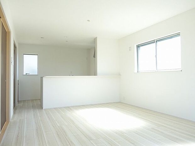 【LDK/同仕様】ご家族が集うLDKは、南向きの明るい住空間です。南面と東面に窓が配されています。※実際とは異なる場合があります。